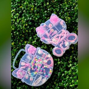 New accessory for girls with the design of the head and body of hello kitty